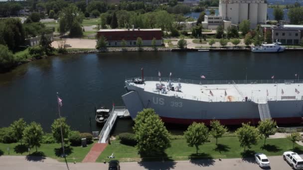 ミシガン州マスキーゴンで無人機のビデオが横に移動しているUss Lst 93タンク着陸船 — ストック動画
