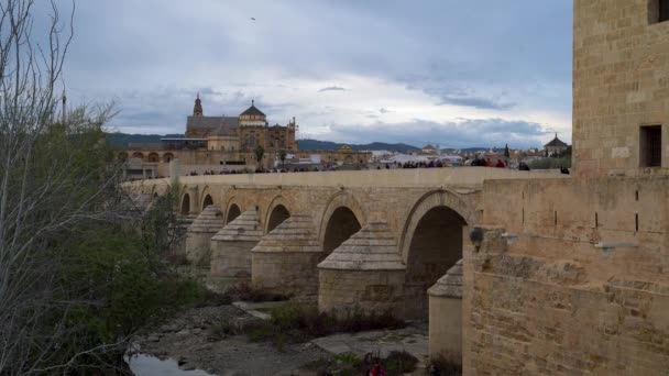 Μέτριο Πλάνο Της Πέτρινης Γέφυρας Στην Κόρδοβα Ισπανία Συννεφιασμένο Ουρανό — Αρχείο Βίντεο