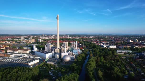德国Braunschweig中央暖气发电厂空中全景 — 图库视频影像
