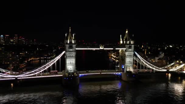シティ ロンドンタワーブリッジビューナイトプルバックドローン空撮4K映像 — ストック動画
