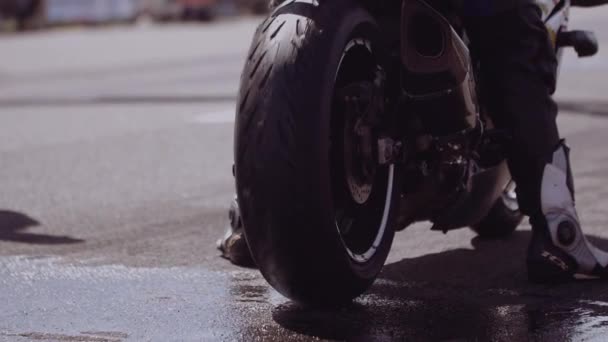 Motocyklista Wypalający Opony Dymem Koło Sportowe Motocykl Zaczyna Wirować Asfaltowej — Wideo stockowe