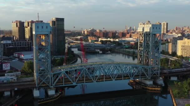 在日出后 一列通勤列车穿过公园大道大桥 从布朗克斯到哈莱姆纽约 拍摄到了清晰的电影 — 图库视频影像