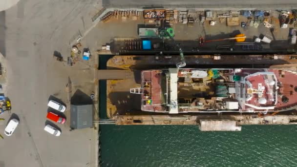 Légi Felvétel Egy Halászhajóról Amelyet Vízből Emeltek Egy Szárazdokkba Hogy — Stock videók