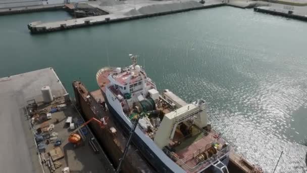 Luchtfoto Van Een Trawler Die Uit Het Water Wordt Getild — Stockvideo