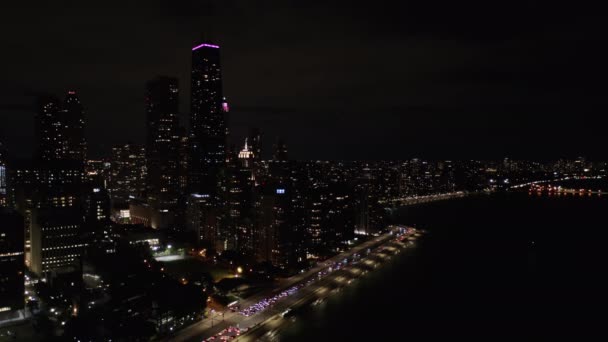 Vaste Antenne Uitzicht Lake Shore Drive Nachts Hancock Building Lit — Stockvideo