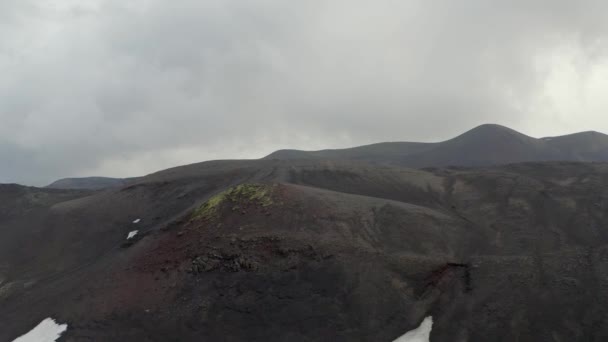 冰岛天空灰蒙蒙的火山景观的升空 — 图库视频影像
