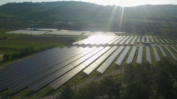 Modern Teknoloji Güneş Çiftliği Yenilenebilir Enerji Havadan Çekim — Stok video