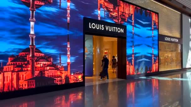 Vacker Louis Vuitton Skyltfönster Internationell Flygplats Istanbul Turkiet Cool Rörlig — Stockvideo