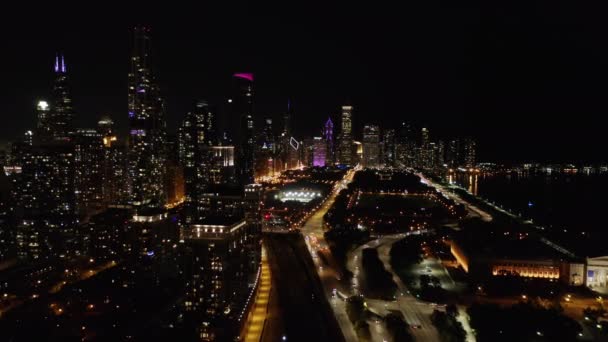 Chicago Skyline Noche Verano Increíble Drone Shot Volando Edificios Anteriores — Vídeos de Stock