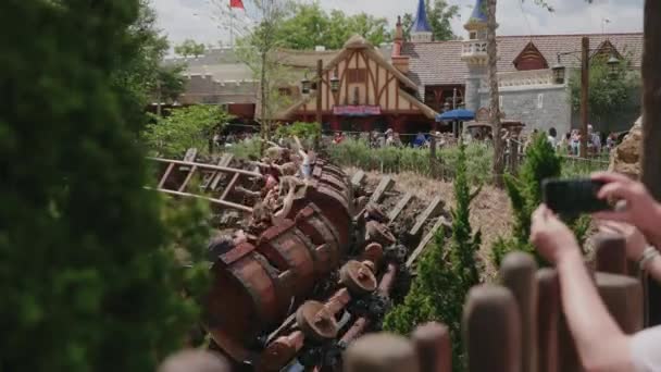 Disney World Magic Kingdom Rollercoaster Con Spettatore Che Filma Con — Video Stock