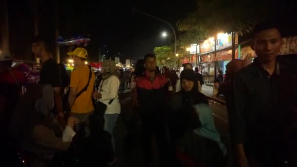 Ludzie Spacerujący Imprezie Nocnej Bez Samochodu Magelang Jawa Środkowa Indonezja — Wideo stockowe