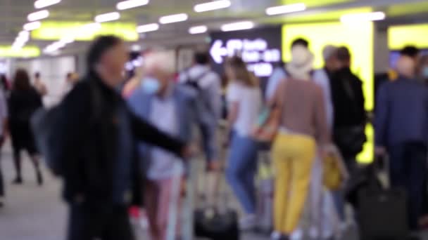 Plaque Fond Floue Des Personnes Traversant Terminal Aéroport Charles Gaulle — Video