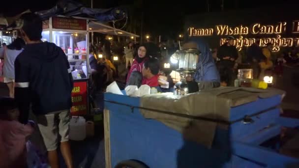 2022年7月25日 印度尼西亚中爪哇马格朗Borobudur寺庙建筑群前的无车之夜街头食品销售商 — 图库视频影像