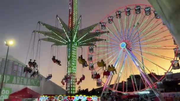 Neon Barvy Hvězda Leták Houpačka Jízda Zvedání Obloze Ruským Kolem — Stock video