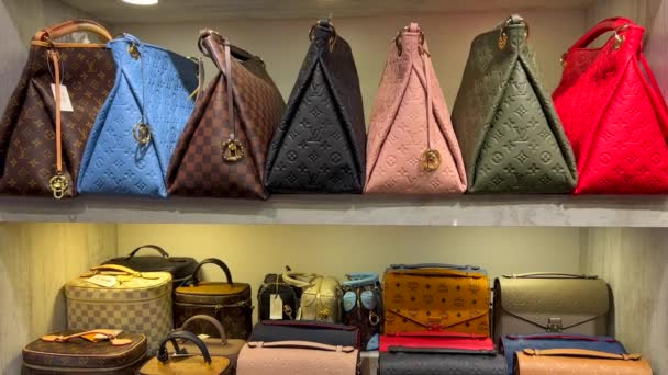Hochwertige Gefälschte Designertaschen Den Regalen Türkischer Geschäfte Gefälschte Taschen Von — Stockvideo