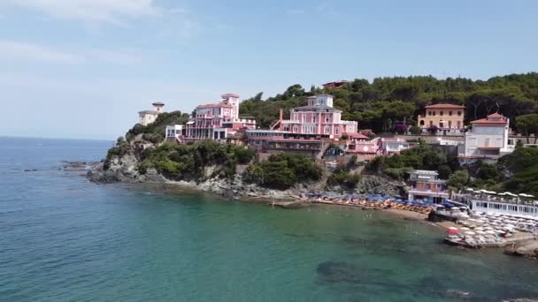 Güneşli Bir Yaz Gününde Quercetano Sahilindeki Baia Del Sorriso Oteli — Stok video