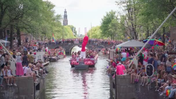 Lgbtq Pride Celebration Canals Amsterdam Netherlands Thousands Supporters Gathered — Stock Video