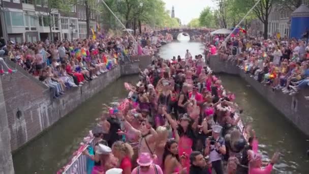 Amsterdams Kanalstolthet Parad Med Människor Som Dansar Båt Och Folkmassor — Stockvideo