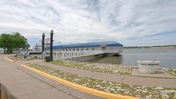 Pov Dirigindo Pelas Docas Para Comemorações Cruzeiros Visitando Rio Mississippi — Vídeo de Stock