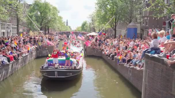 Båt Med Amerikanska Flaggor Firar Pride Dag Paraden Amsterdam Nederländerna — Stockvideo