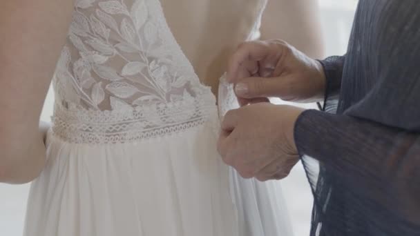 Anya Felhúzta Cipzárt Menyasszony Menyasszonyi Ruhájának Hátulján — Stock videók