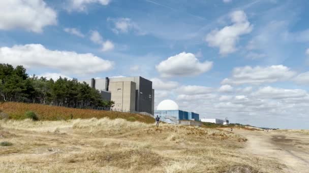 Sizewell Nükleer Suffolk Kıyı Şeridi Boyunca Beyaz Kubbeli Bir Binadır — Stok video