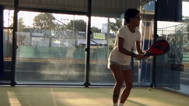 西班牙裔女子打羽毛球击中后墙上的球 — 图库视频影像