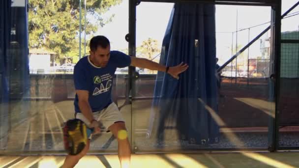 Hombre Jugando Padel Devuelve Saque Una Cancha Interior Cámara Lenta — Vídeo de stock