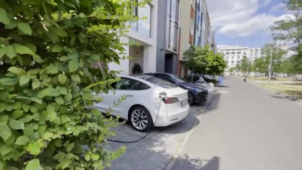 Mobil Listrik Memuat Baterai Stasiun Charging Distrik Modern — Stok Video
