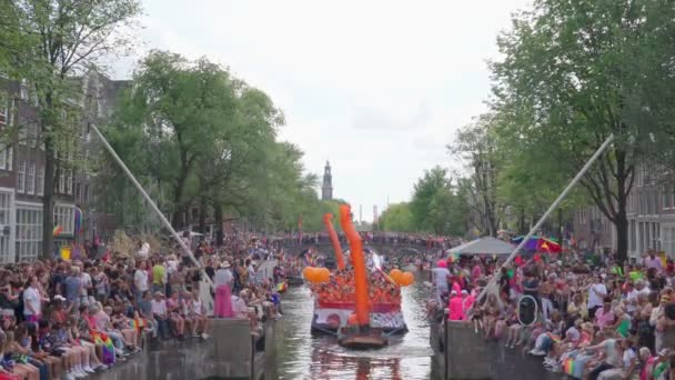 Holland Csónak Lgbtq Szurkolókkal Szivárvány Zászlókkal Amszterdamban Hollandiában Pride Héten — Stock videók