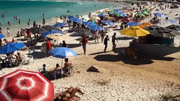 Brasileños Disfrutando Día Caluroso Playa Forte Cabo Frio Edificios Paisaje — Vídeos de Stock