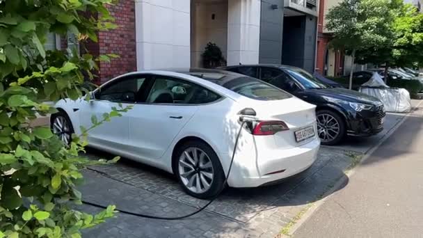 Batería Carga Eléctrica Tesla Estación Carga Vecindario Moderno — Vídeo de stock