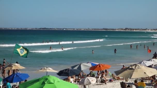 Bandera Brasileña Izada Playa Praia Forte Llena Gente Divirtiéndose — Vídeo de stock