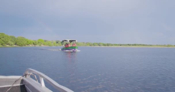 Point Vue Une Croisière Bateau Safari Passant Avec Les Touristes — Video