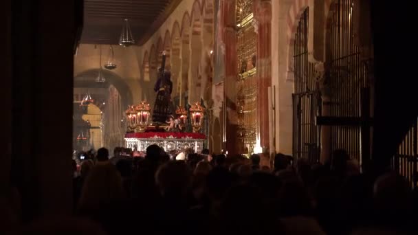 Vallási Szertartás Kereszttel Koporsóval Templomban Sok Emberrel — Stock videók