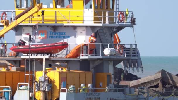 Denizcilik Işçisi Liman Erişimini Korumak Için Bir Yakalama Dredger Kullanır — Stok video