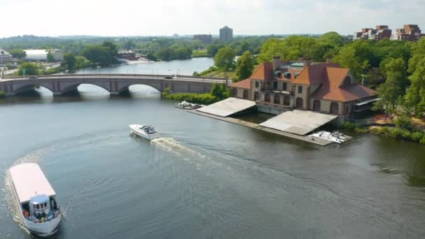 Slow Push Weld Boat House Domicile Équipe Aviron Harvard — Video