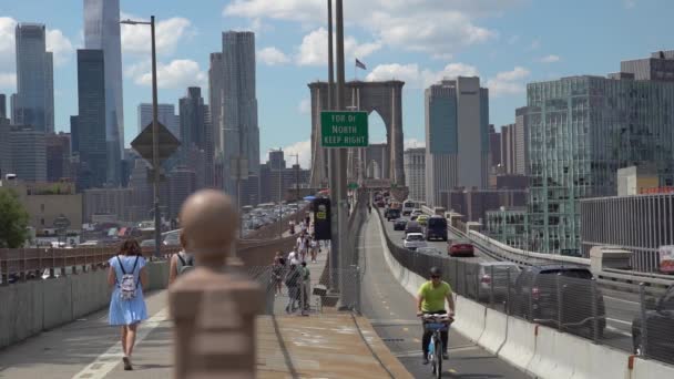 Zeitlupenaufnahmen Von Fußgängern Und Autos Auf Der Brooklyn Bridge — Stockvideo