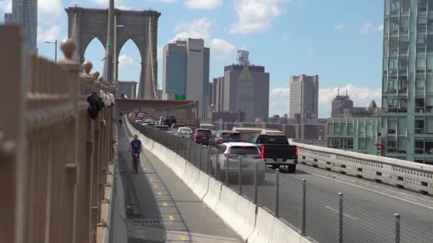 Slow Motion Footage Cyclist Car Flow Brooklyn Bridge — Stock Video