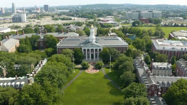 Birds Eye Luchtfoto Van Harvard Busines School Zomer — Stockvideo