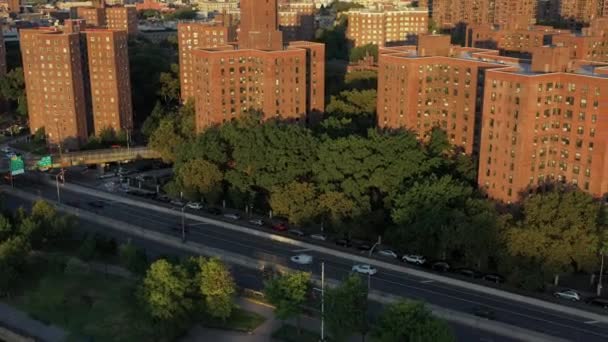 Ascensão Aérea Cinematográfica Sobre Projecto Habitação Harlem — Vídeo de Stock