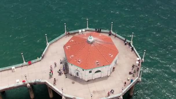 Manhattan Beach Roundhouse Aquarium Bout Célèbre Jetée Vue Aérienne Orbite — Video