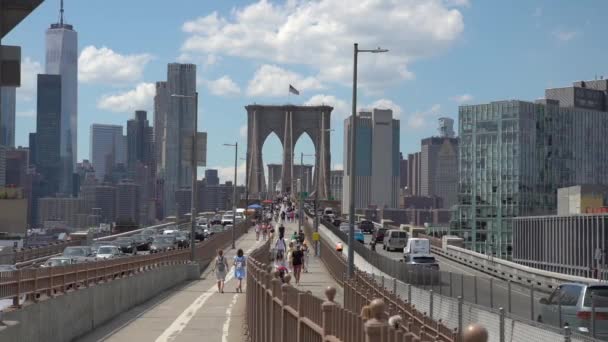 Slow Motion Footage Pedestrian Car Flow Brooklyn Bridge — Stock Video
