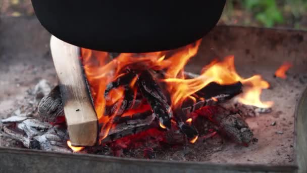 屋外の木材調理火災加熱釜 またはボルクのスローモーション — ストック動画