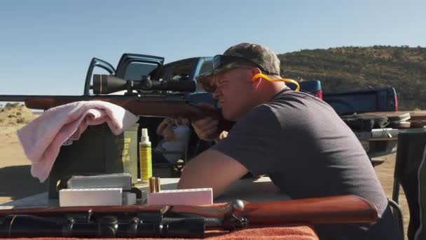 Decepcionado Homem Idade Média Objectivo Atirar R25 Rifle Misses Scout — Vídeo de Stock