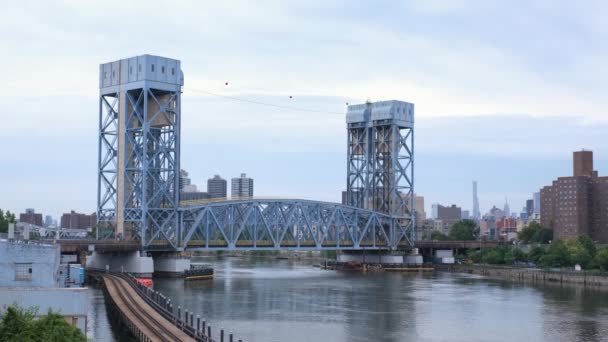 Crisp Cinematic Show Ground Steadycam Shot Park Avenue Bridge Projektu — Wideo stockowe