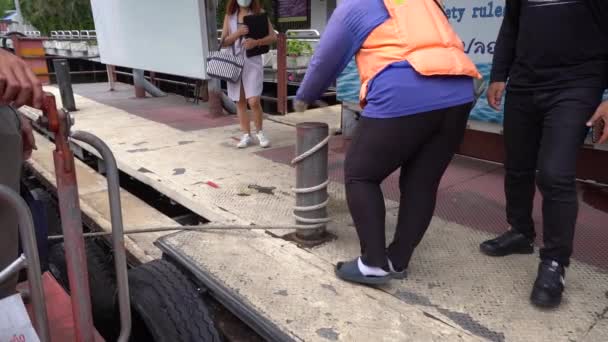 Båtpassageraren Kliver Och Går Ombord Dockside Khlong Saen Saep Canal — Stockvideo