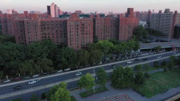 在纽约市哈莱姆曼哈顿Fdr大道上 电影业的飞盘紧跟在后面 后面是公共住房项目 — 图库视频影像
