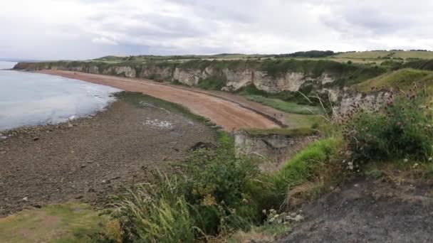Панорама Камери Залишила Через Пляж Скелі Узбережжі Дарем Англії — стокове відео