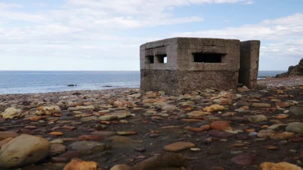 イギリスのダーラム海岸にある軍事用の枕カバー 第二次世界大戦の建物 — ストック動画